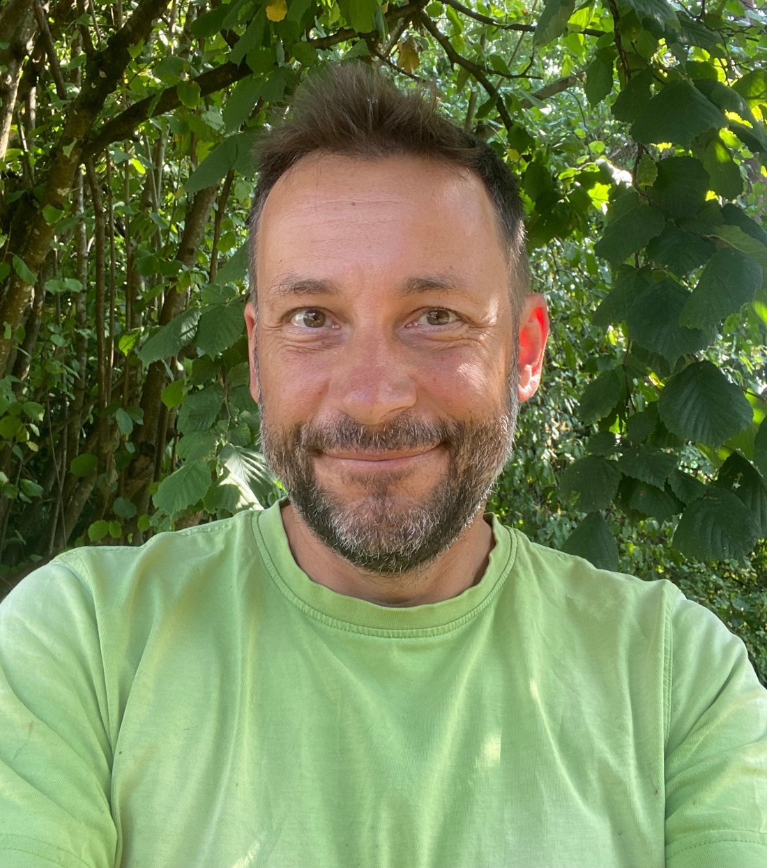 Thomas Reumer, Inhaber von Holz und Gartenbau Reumer, vor einer Hecke in seinem Garten